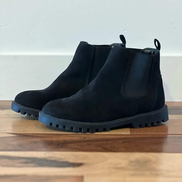 GAP. Size 2 (girls). Black faux suede Chelsea boots. Mint condition. - Picture 2 of 8